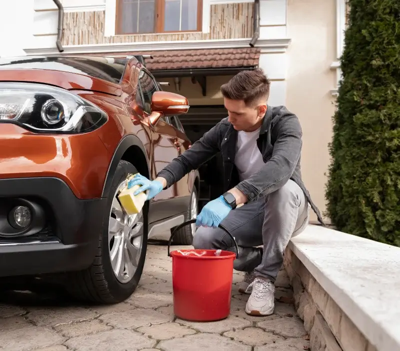 Lavage auto à domicile Vendat : professionnel intervenant sur un véhicule